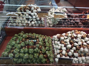 Bergen met verse dadels in Oman, omhuld met chocolade, pistache, kokos, hmmm